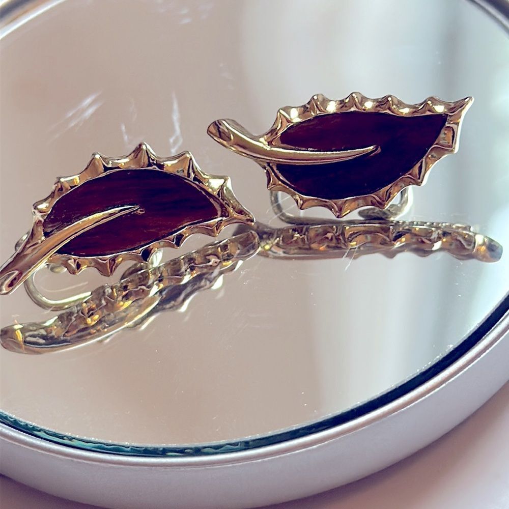 Vintage Sarah Coventry gold tone & brown “wood” leaf clip on earrings‎